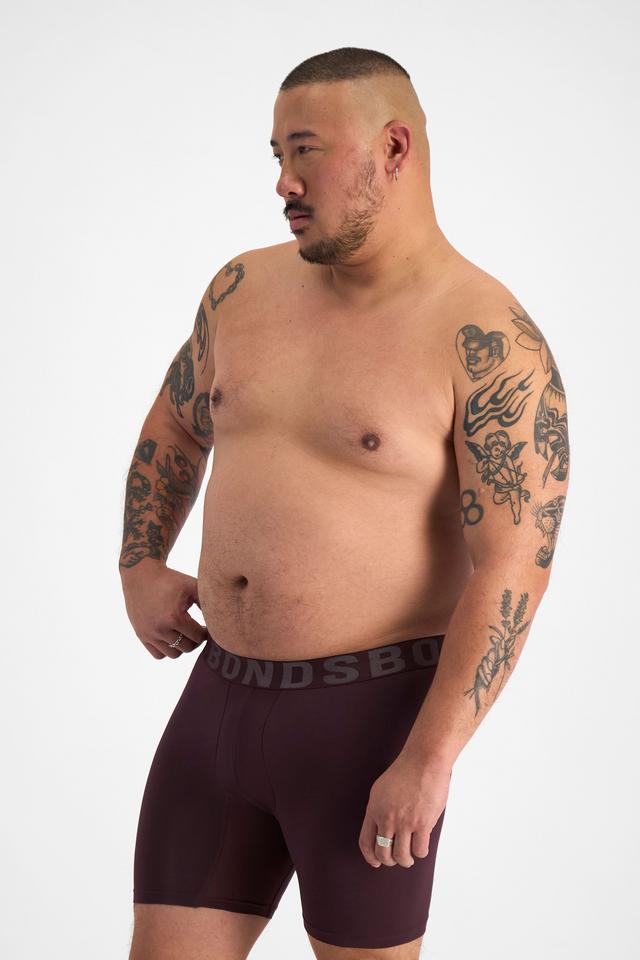Mike (He/Him) wears size XL and is 180cm tall with 120cm chest and 96cm waist