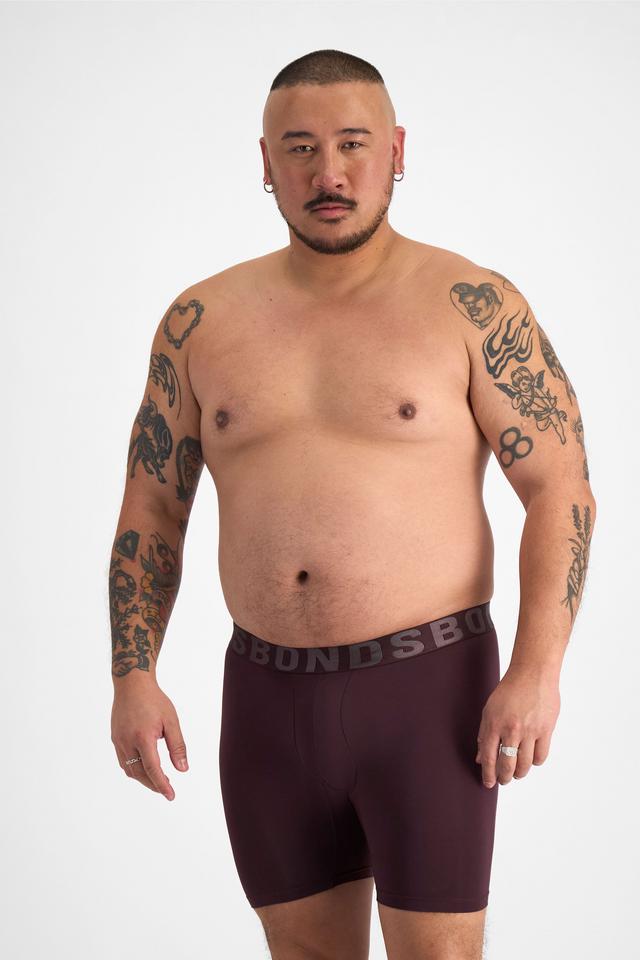 Mike (He/Him) wears size XL and is 180cm tall with 120cm chest and 96cm waist