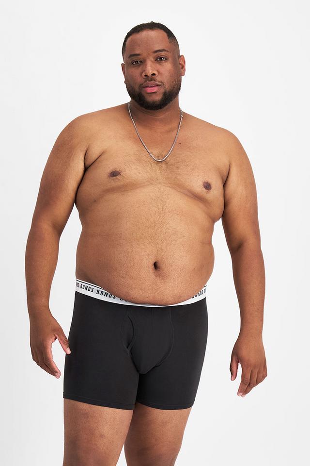 Jonathan (He/Him) wears size XL and is 183cm tall with 124cm chest and 107cm waist