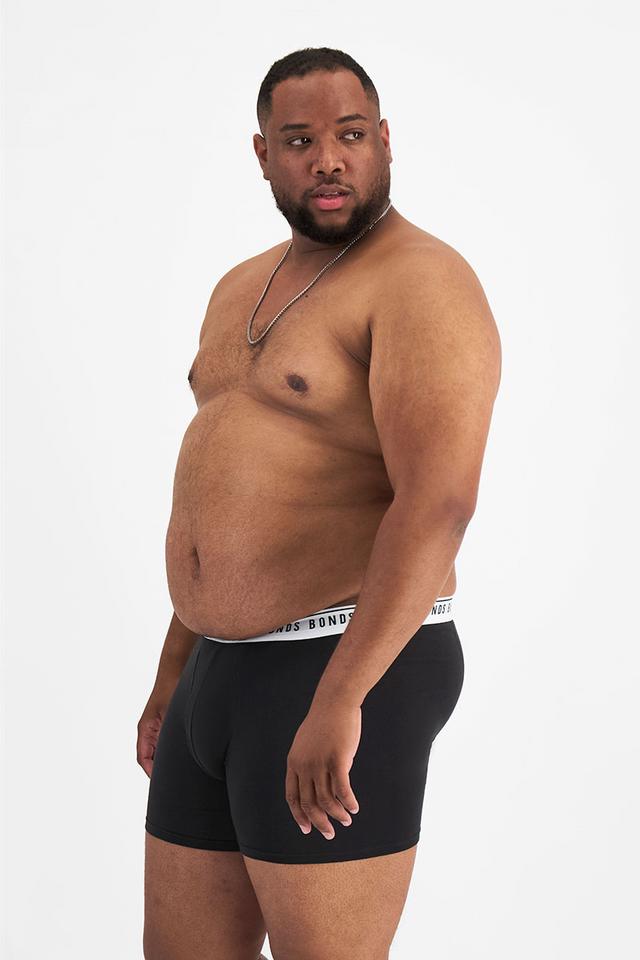 Jonathan (He/Him) wears size XL and is 183cm tall with 124cm chest and 107cm waist