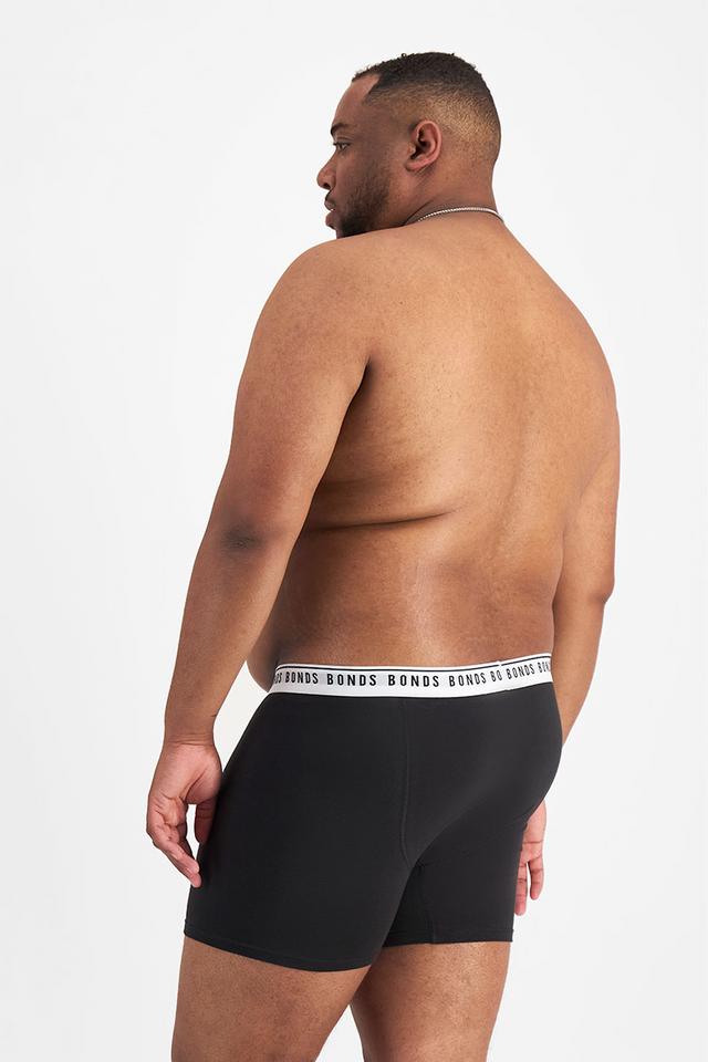 Jonathan (He/Him) wears size XL and is 183cm tall with 124cm chest and 107cm waist