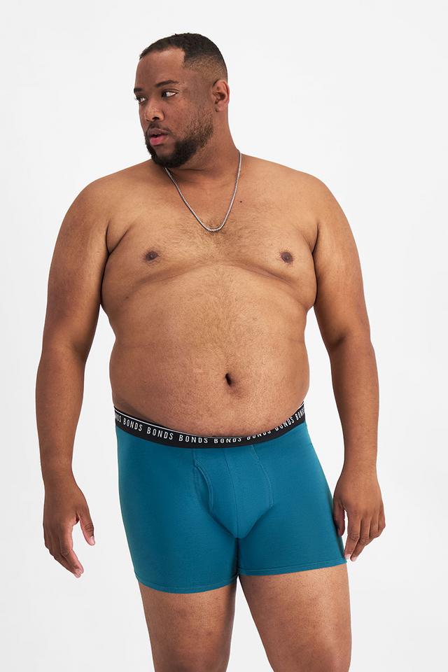 Jonathan (He/Him) wears size XL and is 183cm tall with 124cm chest and 107cm waist
