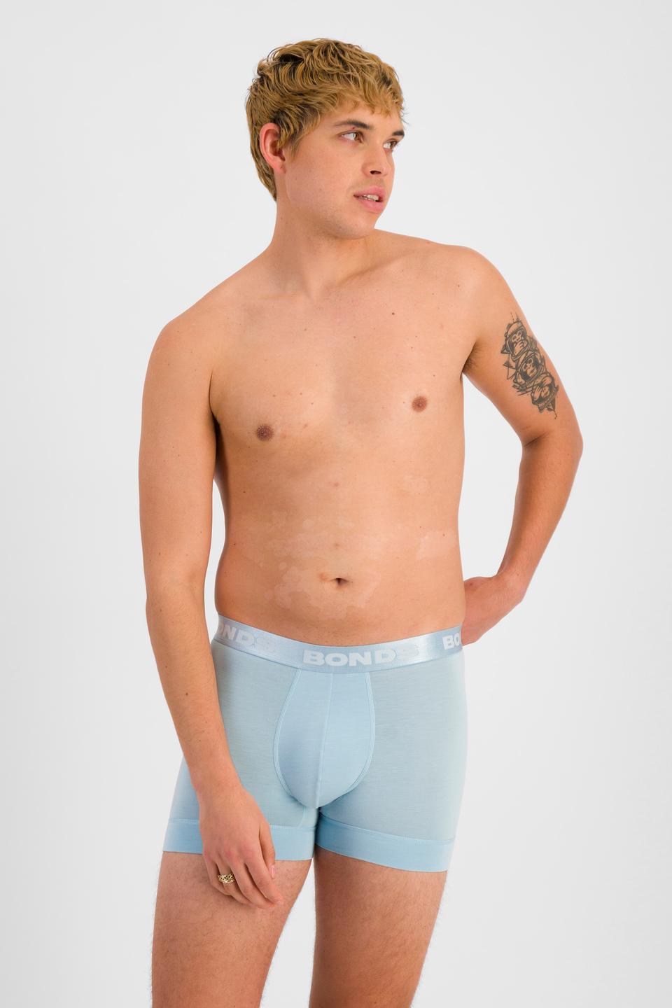 TOBIAS (He/Him) wears size M and is 187cm tall with 93cm chest and 78cm waist