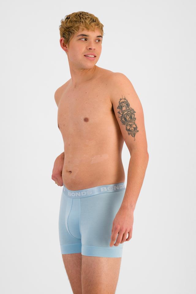 TOBIAS (He/Him) wears size M and is 187cm tall with 93cm chest and 78cm waist