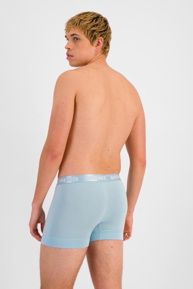 TOBIAS (He/Him) wears size M and is 187cm tall with 93cm chest and 78cm waist