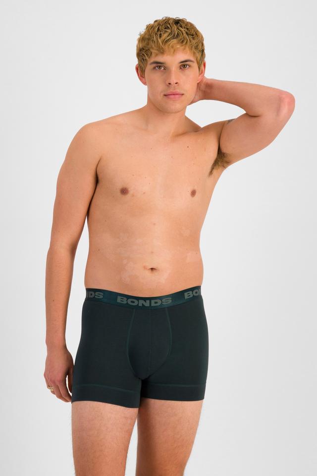 TOBIAS (He/Him) wears size M and is 187cm tall with 93cm chest and 78cm waist