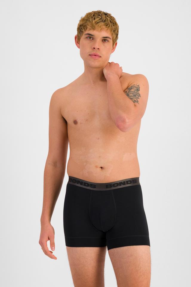 TOBIAS (He/Him) wears size M and is 187cm tall with 93cm chest and 78cm waist
