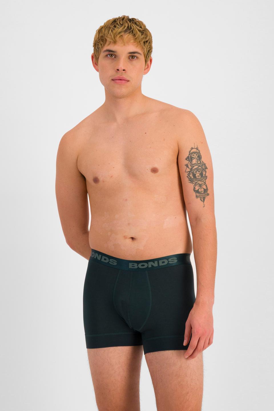 TOBIAS (He/Him) wears size M and is 187cm tall with 93cm chest and 78cm waist