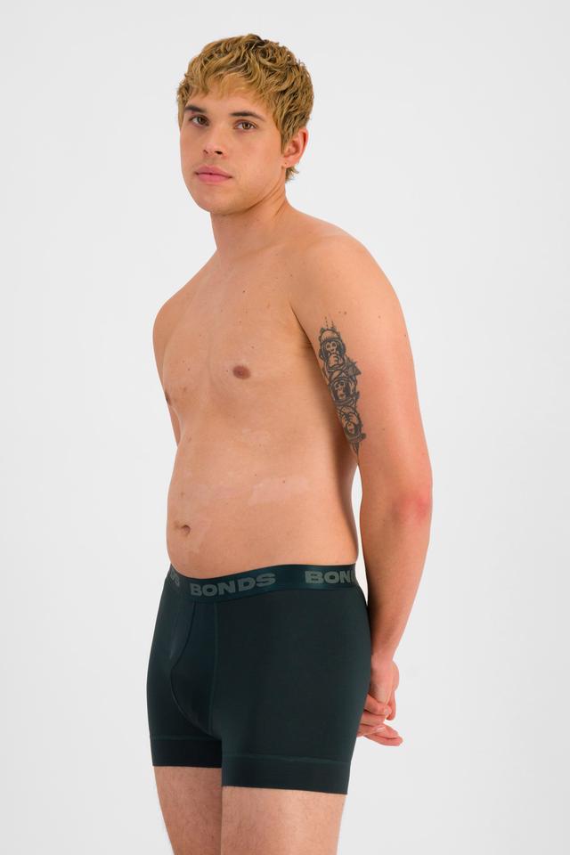 TOBIAS (He/Him) wears size M and is 187cm tall with 93cm chest and 78cm waist
