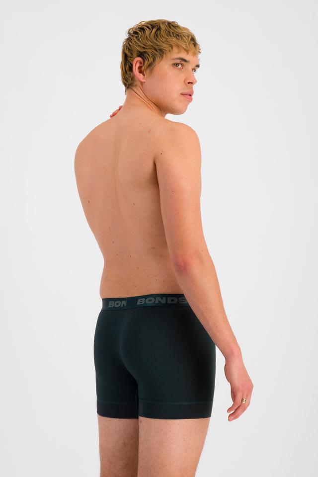 TOBIAS (He/Him) wears size M and is 187cm tall with 93cm chest and 78cm waist