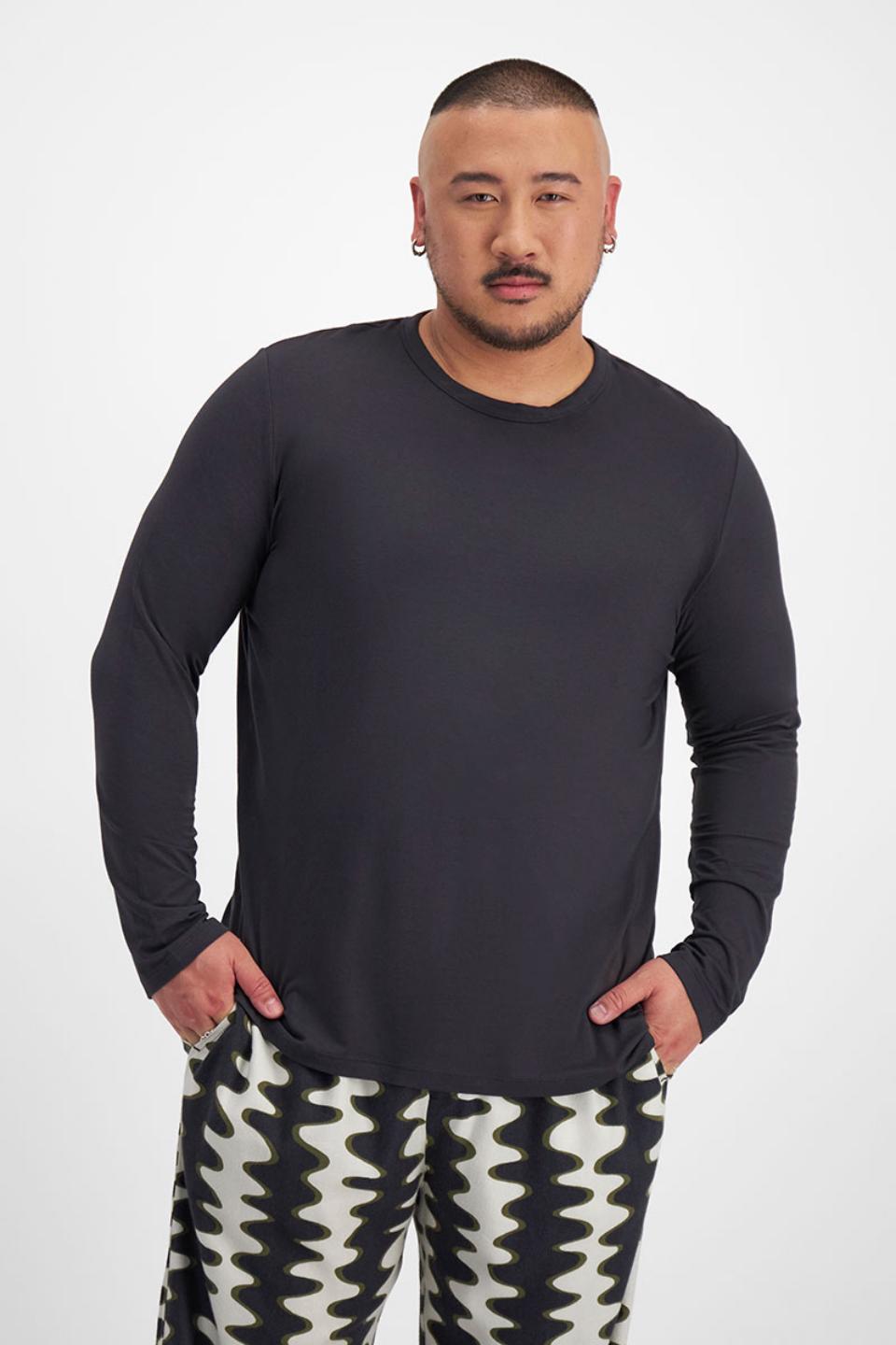 Mike (He/Him) Wears Size XL And Is 180cm Tall With 120cm Chest And 96cm Waist