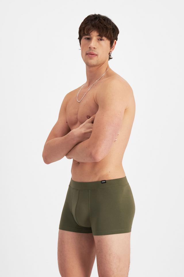 Alex (He/Him) wears size M and is 184cm tall with 98cm chest and 81cm waist