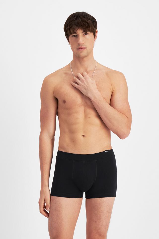 Alex (He/Him) wears size M and is 184cm tall with 98cm chest and 81cm waist