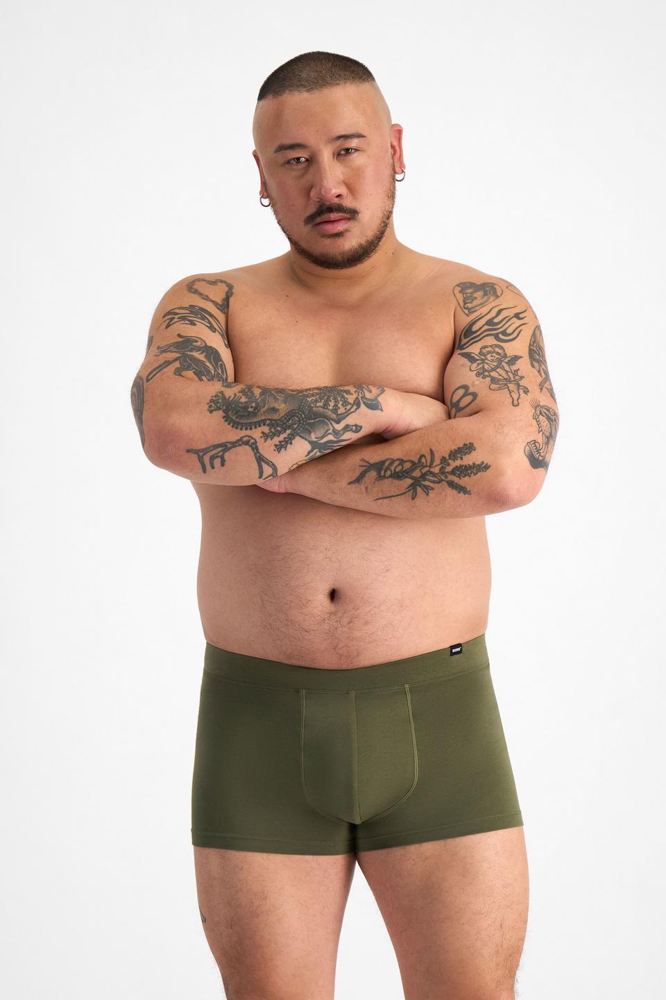 Mike (He/Him) wears size XL and is 180cm tall with 120cm chest and 96cm waist