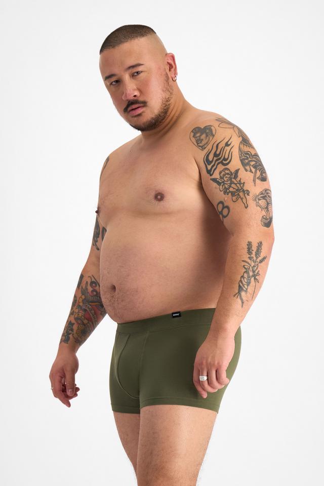 Mike (He/Him) wears size XL and is 180cm tall with 120cm chest and 96cm waist