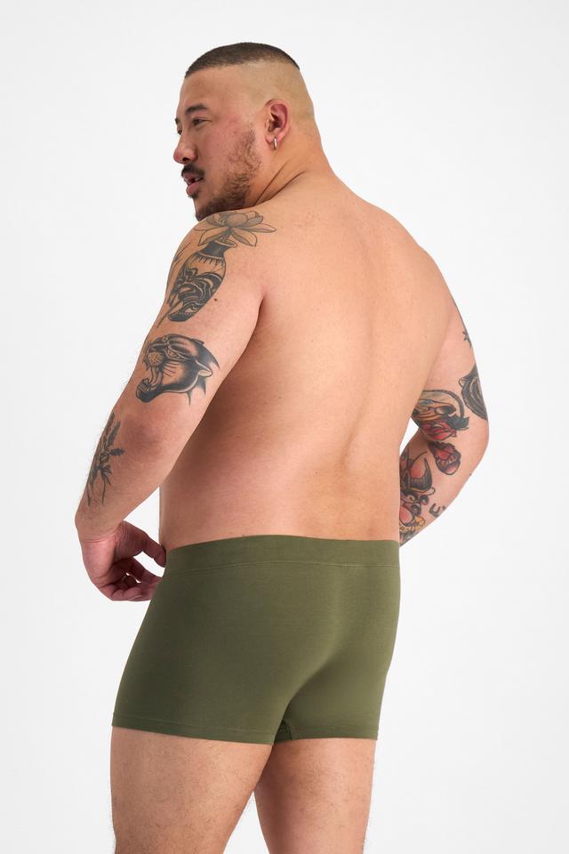 Mike (He/Him) wears size XL and is 180cm tall with 120cm chest and 96cm waist