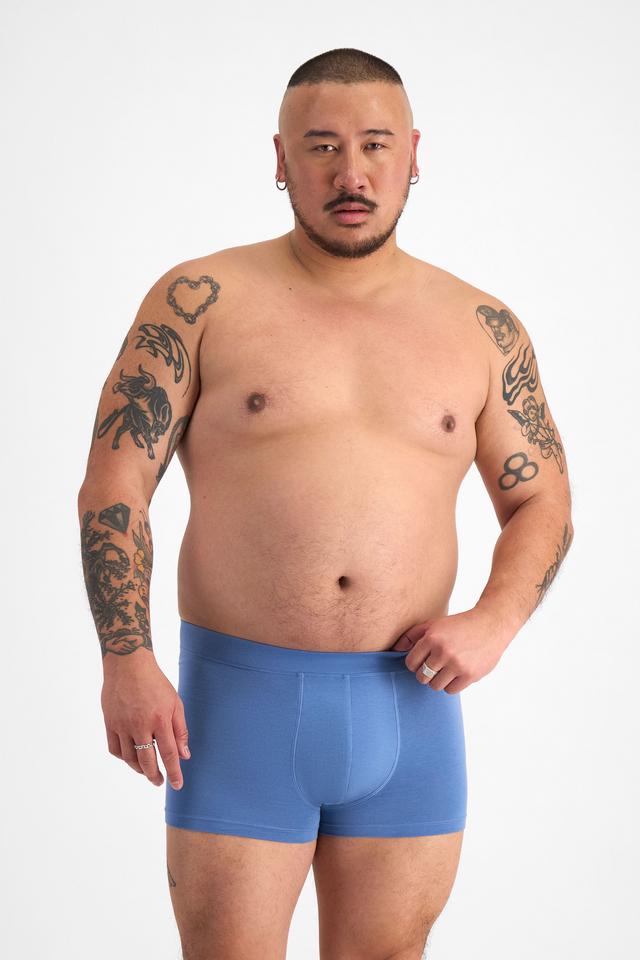 Mike (He/Him) wears size XL and is 180cm tall with 120cm chest and 96cm waist