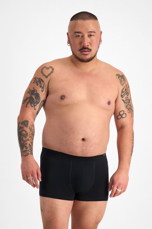 Mike (He/Him) wears size XL and is 180cm tall with 120cm chest and 96cm waist