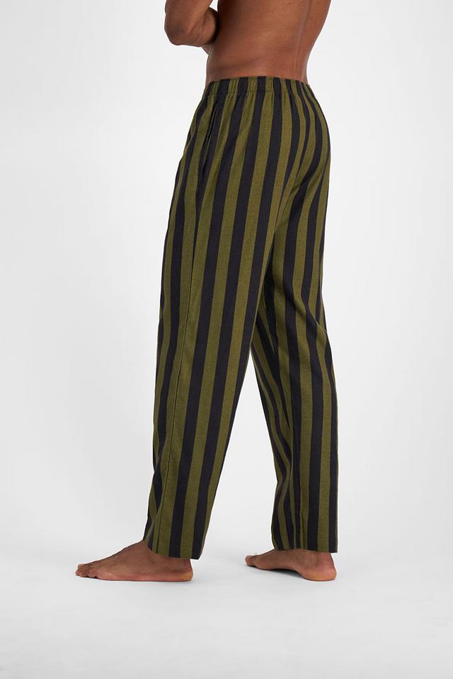 Romaric (He/Him) wears size Medium and is 193cm tall with 47cm chest and 81cm waist