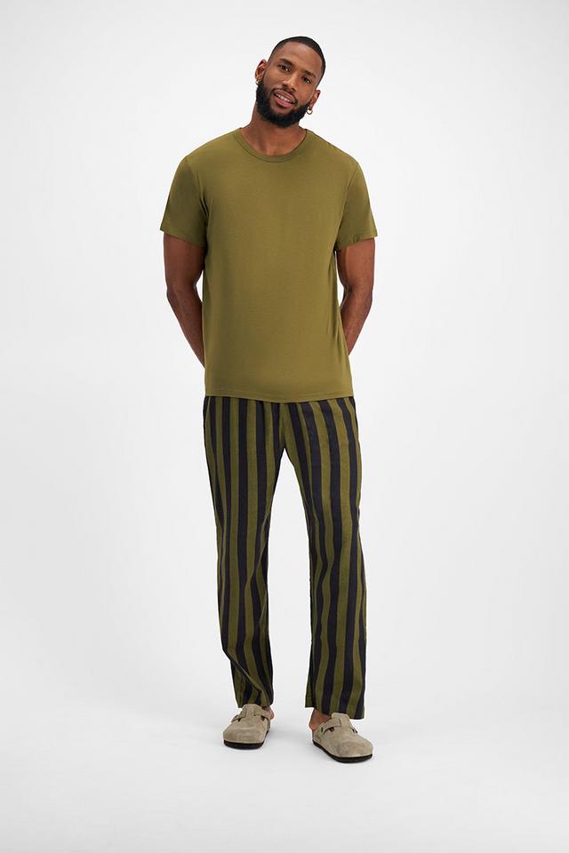 Romaric (He/Him) wears size Medium and is 193cm tall with 47cm chest and 81cm waist