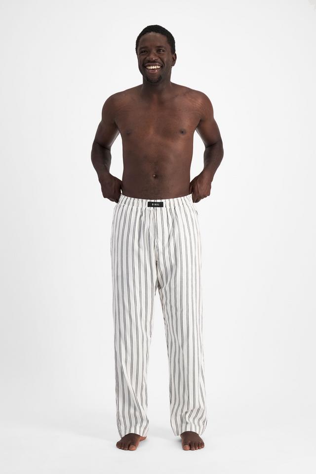 Emmanuel (He/Him) wears size M and is 183cm tall with 97cm chest and 81cm waist