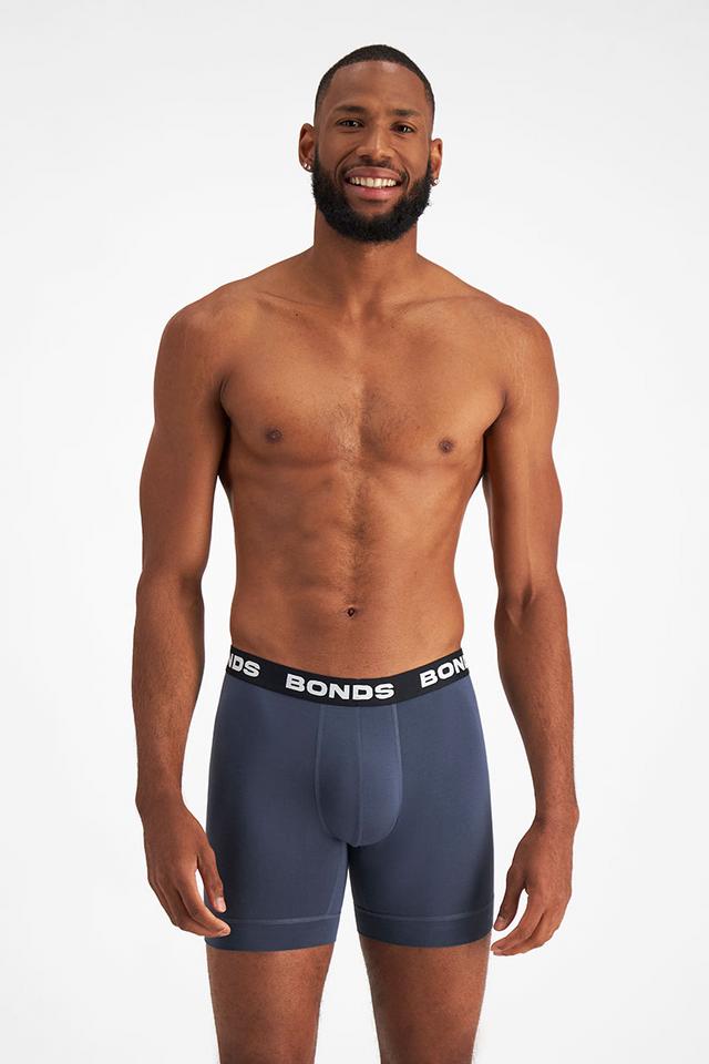 Romaric (He/Him) wears size Medium and is 193cm tall with 47cm chest and 81cm waist