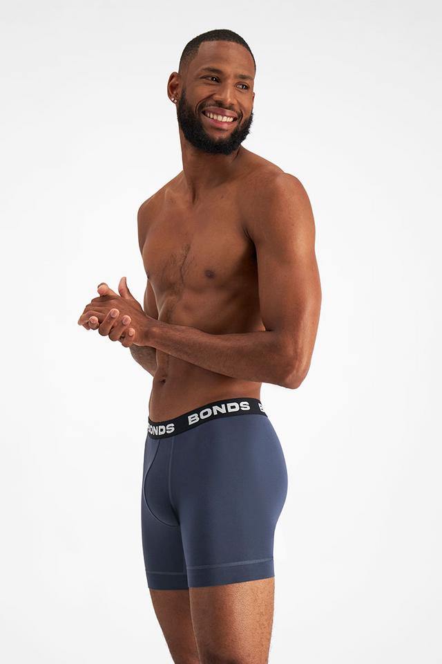 Romaric (He/Him) wears size Medium and is 193cm tall with 47cm chest and 81cm waist