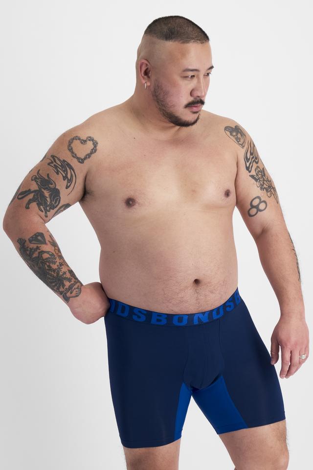 Mike (He/Him) wears size XL and is 180cm tall with 120cm chest and 96cm waist