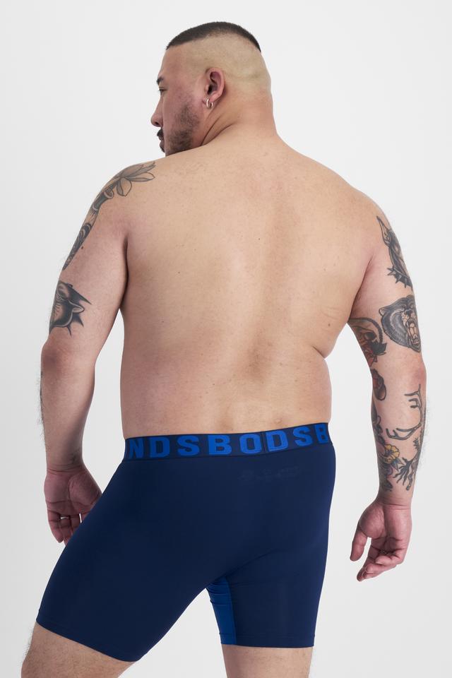 Mike (He/Him) wears size XL and is 180cm tall with 120cm chest and 96cm waist