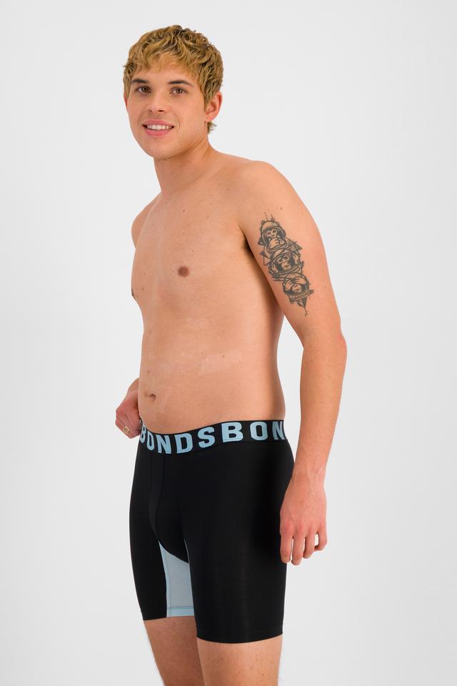 TOBIAS (He/Him) wears size M and is 187cm tall with 93cm chest and 78cm waist