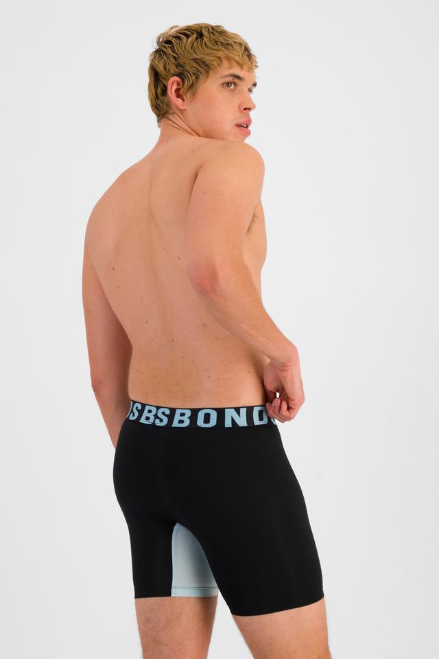 TOBIAS (He/Him) wears size M and is 187cm tall with 93cm chest and 78cm waist
