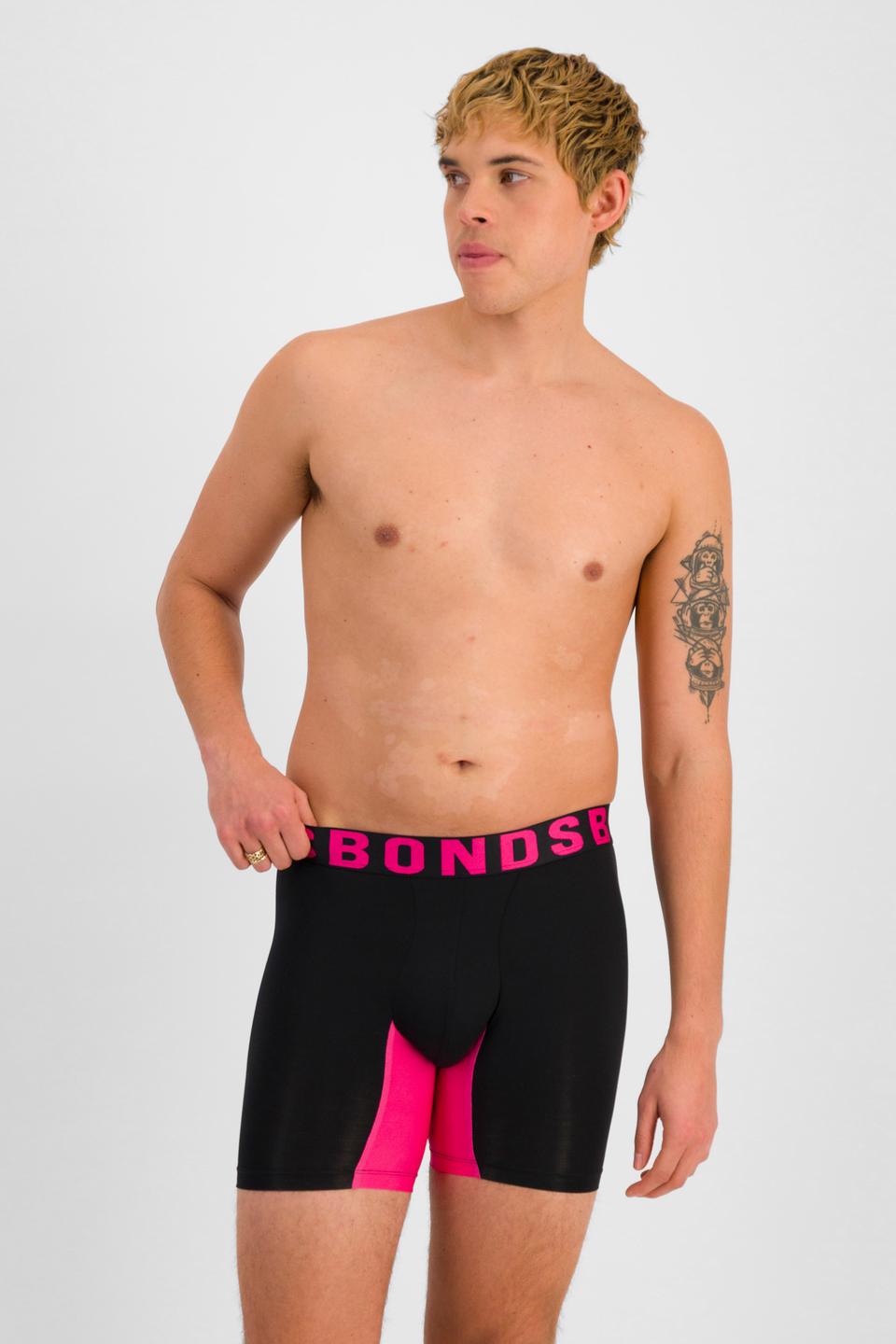 TOBIAS (He/Him) wears size M and is 187cm tall with 93cm chest and 78cm waist