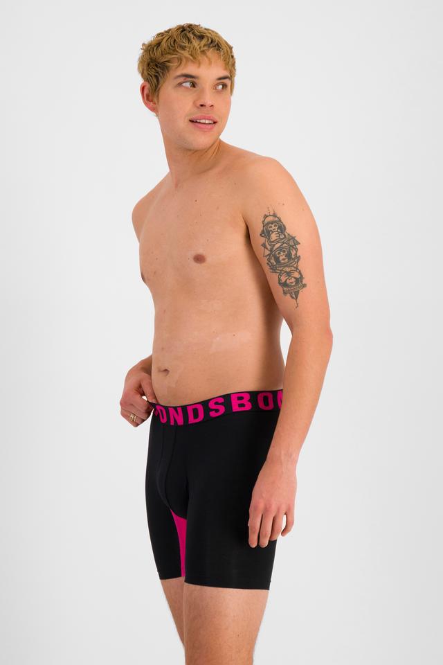 TOBIAS (He/Him) wears size M and is 187cm tall with 93cm chest and 78cm waist