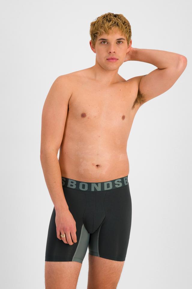 TOBIAS (He/Him) wears size M and is 187cm tall with 93cm chest and 78cm waist
