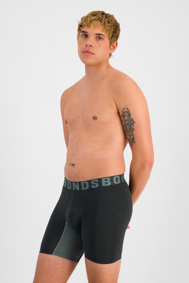 TOBIAS (He/Him) wears size M and is 187cm tall with 93cm chest and 78cm waist