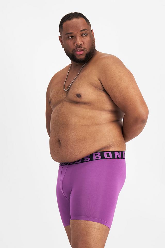 Jonathan (He/Him) wears size XL and is 183cm tall with 124cm chest and 107cm waist