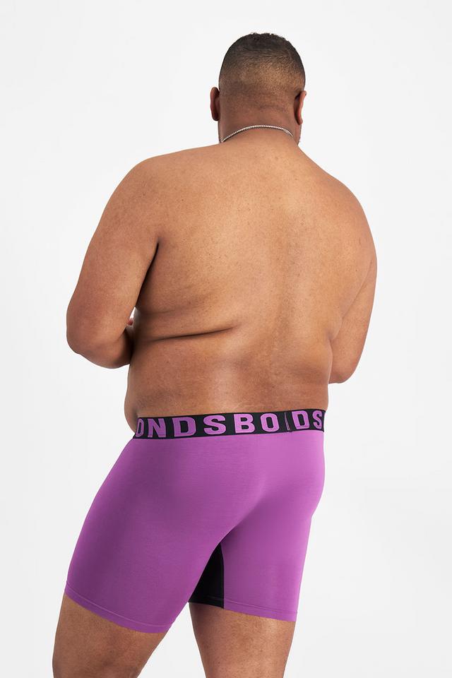 Jonathan (He/Him) wears size XL and is 183cm tall with 124cm chest and 107cm waist