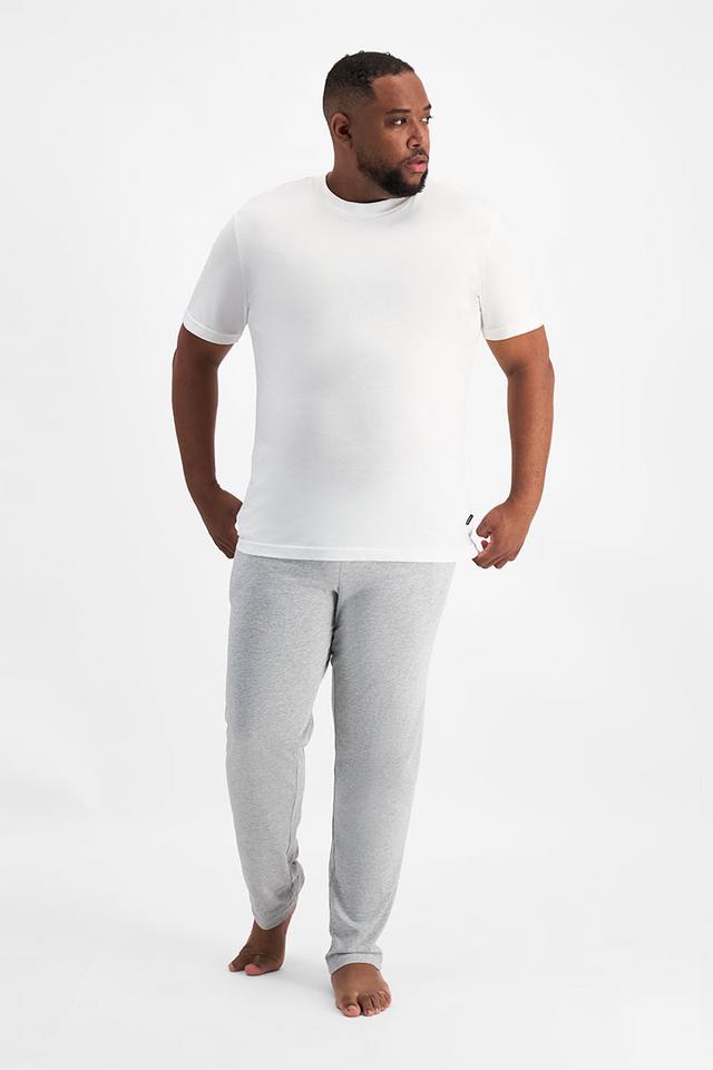 Jonathan (He/Him) wears size XL and is 183cm tall with 124cm chest and 107cm waist