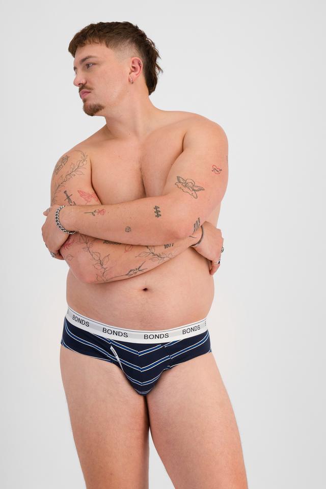 Jake (He/Him) wears size XL and is 195cm tall with 115cm chest and 106cm waist