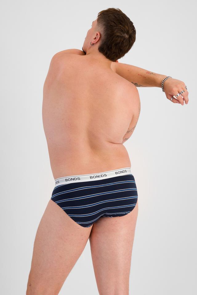 Jake (He/Him) wears size XL and is 195cm tall with 115cm chest and 106cm waist