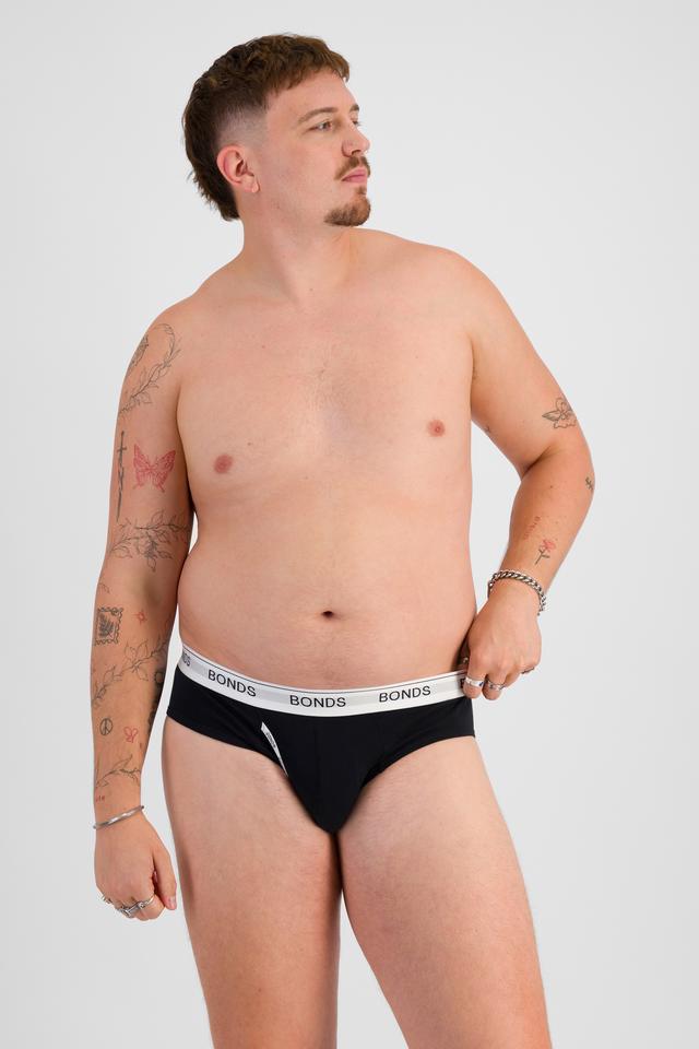 Jake (He/Him) wears size XL and is 195cm tall with 115cm chest and 106cm waist