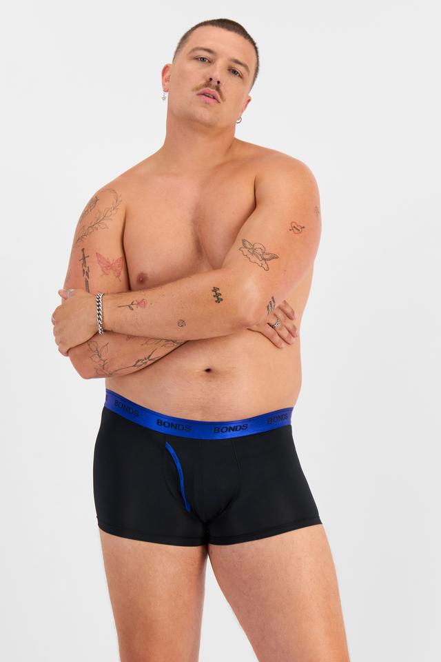 Jake (He/Him) wears size XL and is 195cm tall with 115.57cm chest and 106.68cm waist