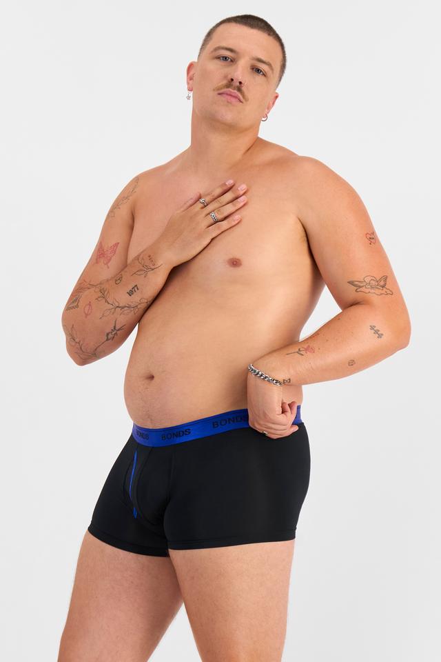 Jake (He/Him) wears size XL and is 195cm tall with 115.57cm chest and 106.68cm waist