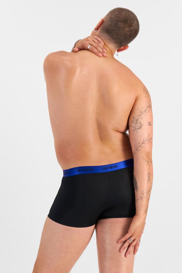 Jake (He/Him) wears size XL and is 195cm tall with 115.57cm chest and 106.68cm waist
