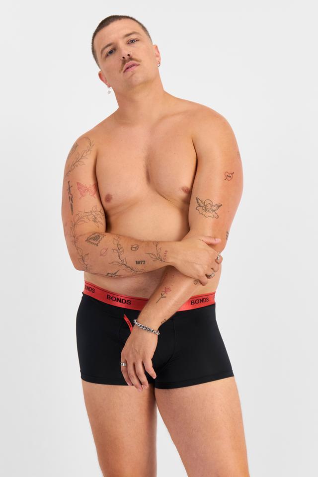 Jake (He/Him) wears size XL and is 195cm tall with 115.57cm chest and 106.68cm waist