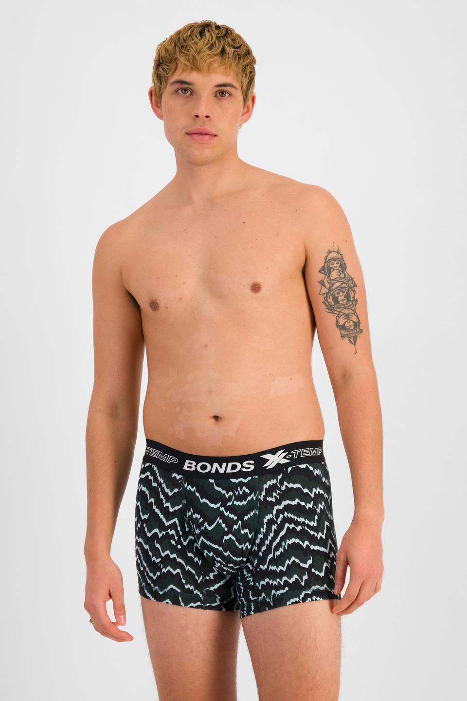 TOBIAS (He/Him) wears size M and is 187cm tall with 93cm chest and 78cm waist