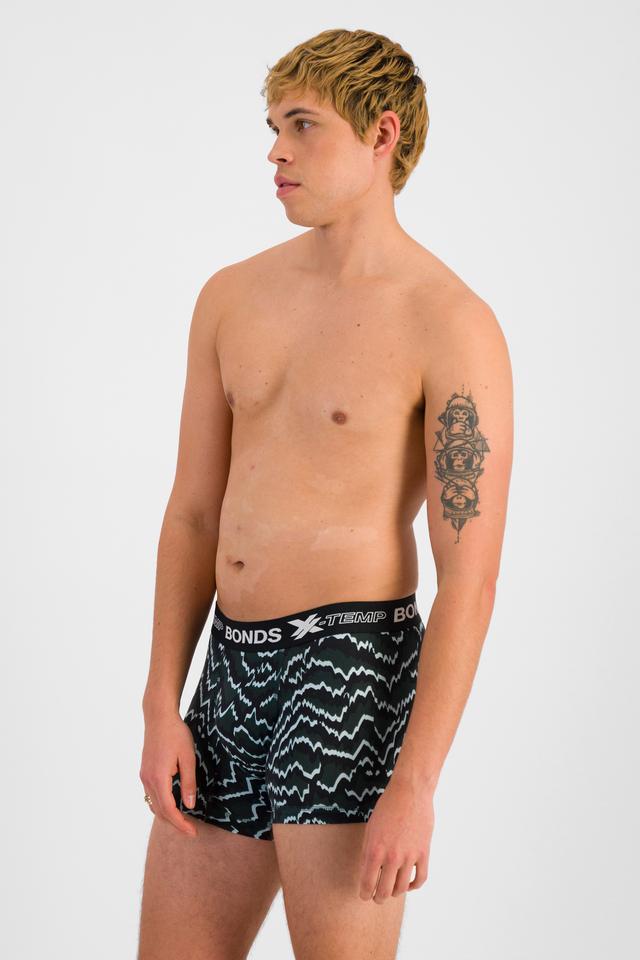 TOBIAS (He/Him) wears size M and is 187cm tall with 93cm chest and 78cm waist