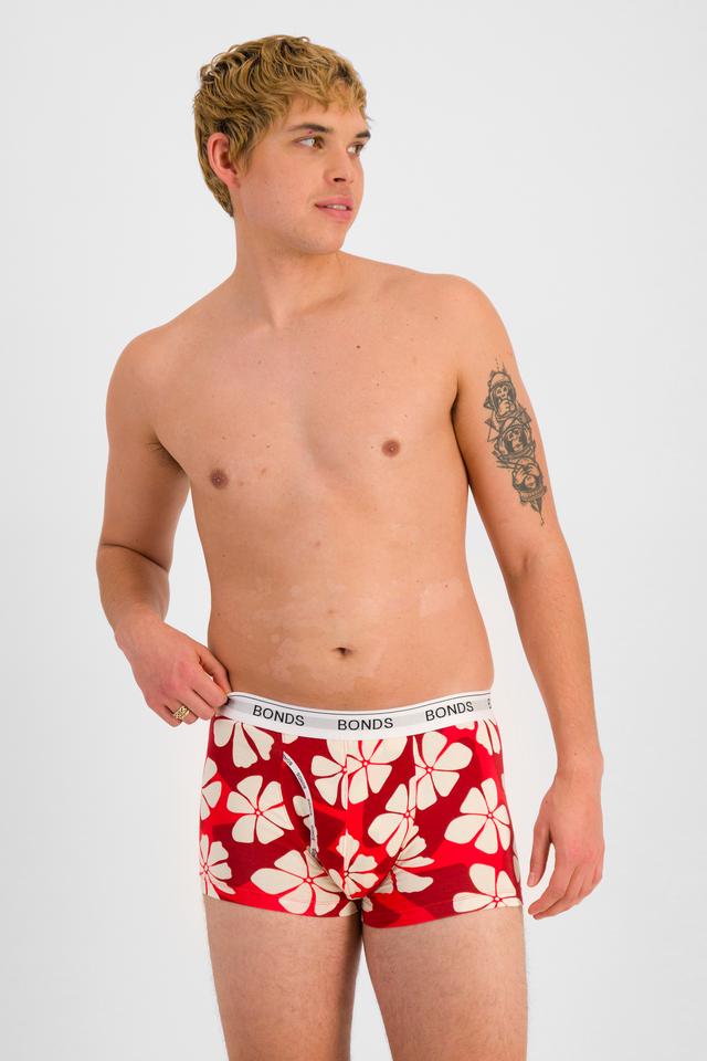 TOBIAS (He/Him) wears size M and is 187cm tall with 93cm chest and 78cm waist