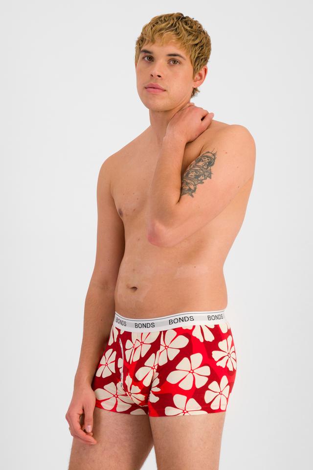TOBIAS (He/Him) wears size M and is 187cm tall with 93cm chest and 78cm waist
