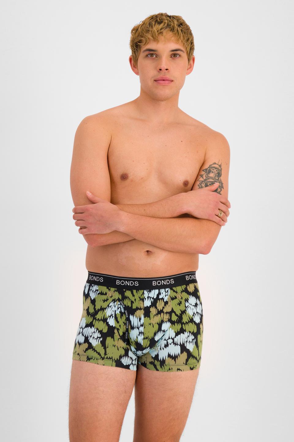 TOBIAS (He/Him) wears size M and is 187cm tall with 93cm chest and 78cm waist